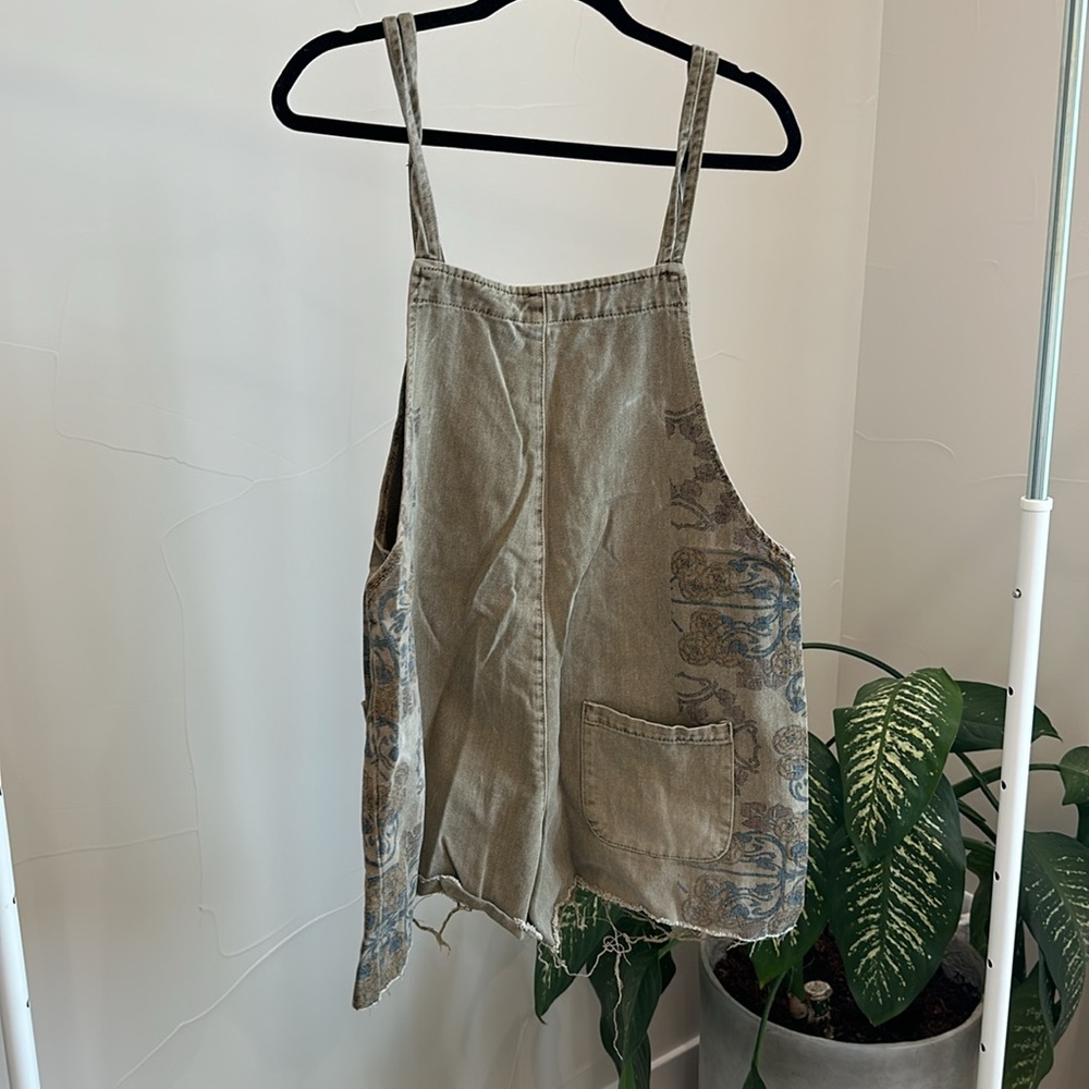 Vintage-Inspired Tan Printed Denim Overall Dress - Picture 2 of 4